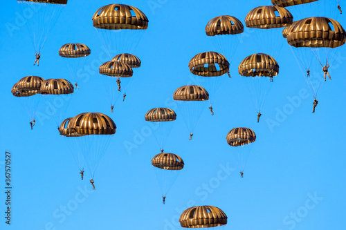 Foto Group of military parachutist paratroopers in the sky during the Operation Market Garden memorial