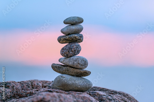 Foto A small cairn placed on a rock at sunset