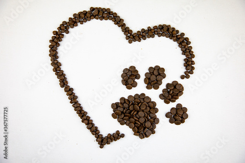 Dry dog kibble in a shape of a paw print and a heart Fototapet
