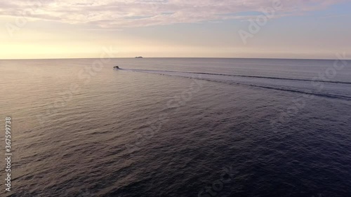 In volo sopra un mare calmo con una imbarcazione in navigazione solitaria