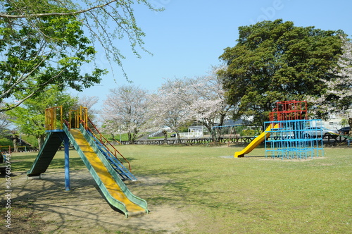 公園、遊具と芝生