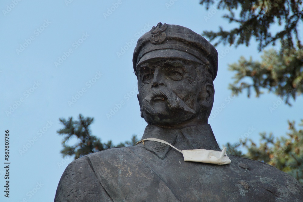 Monument with a protective mask around the neck Monument with a protective mask around the neck