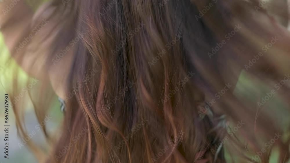 Bella ragazza capelli lunghi in 4K