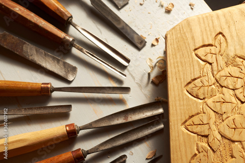 Obraz na plátně Collection of a woodcarving chisels arranged work in progress