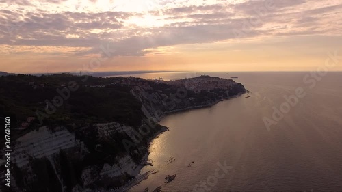 La città di Ancona e la sua costa vista dall'alto dal mare