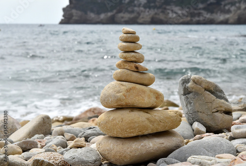 una torre de piedras redondeadas en el mar