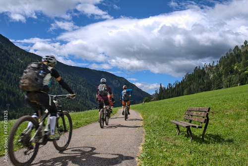 Ciclisti sulle strade di Moena, località di montagna nelle Dolomiti del Trentino Alto Adige, tra la val di Fiemme e la val di Fassa