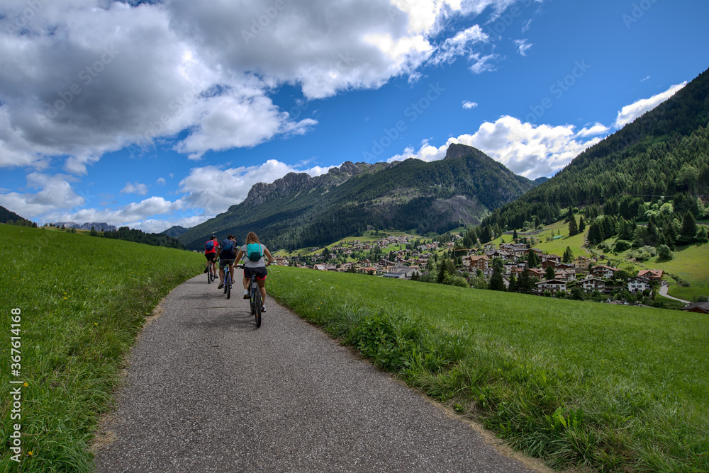 Ciclisti sulle strade di Moena, località di montagna nelle Dolomiti del Trentino Alto Adige, tra la val di Fiemme e la val di Fassa	