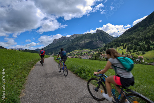 Ciclisti sulle strade di Moena, località di montagna nelle Dolomiti del Trentino Alto Adige, tra la val di Fiemme e la val di Fassa 