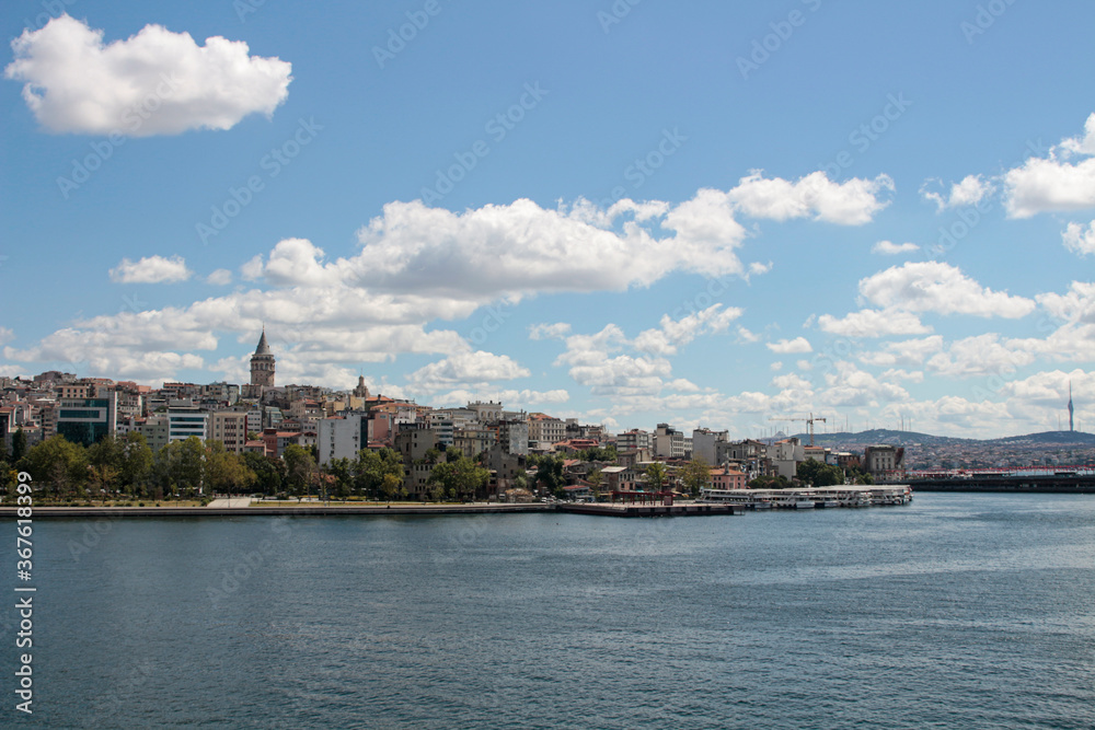 Obraz premium Galata tower. Istanbul city skyline. Cloudy sky