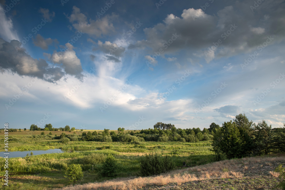 Obraz premium landscape meadows in warm evening light