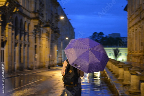 Fototapeta Naklejka Na Ścianę i Meble -  Caminando bajo la lluvia