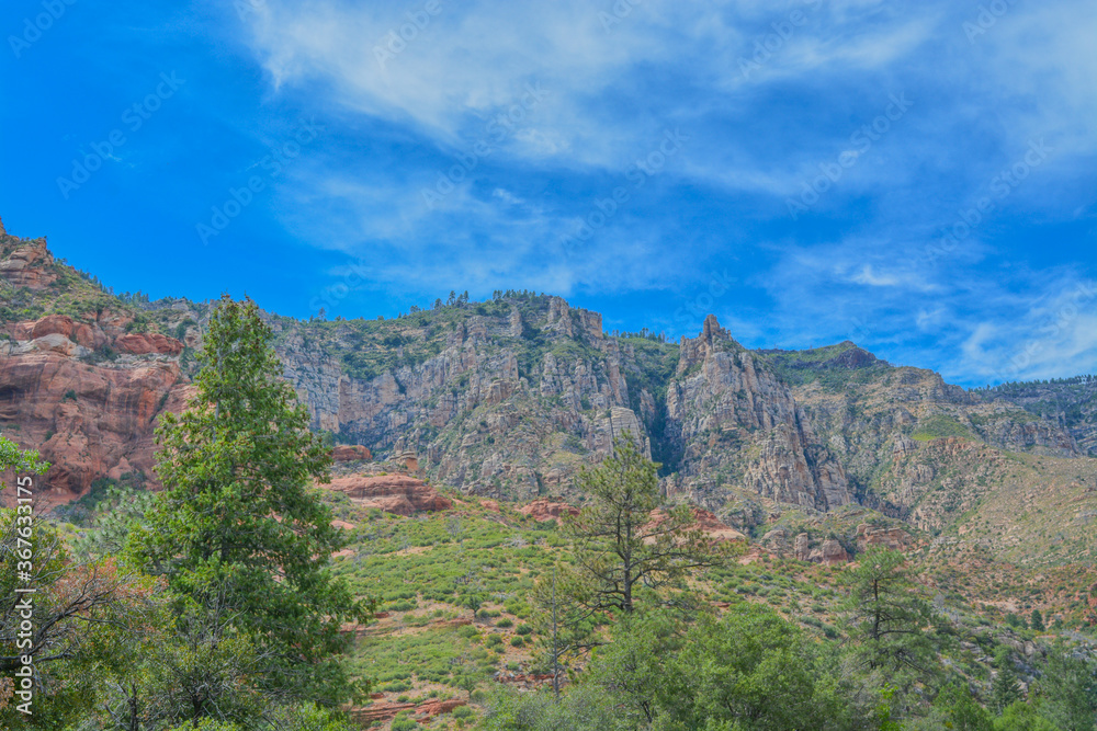 Naklejka premium Gorgeous drive of red rock in the Oak Creek Canyon on Coconino National Forest, Sedona, Arizona.