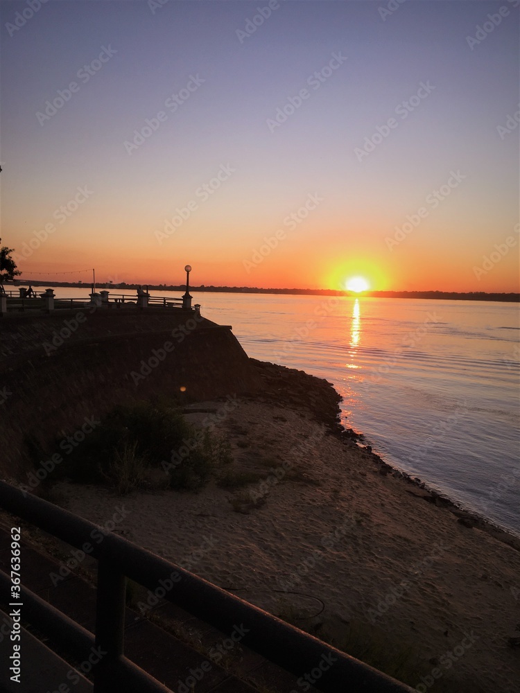Fototapeta premium Horizonte al atardecer en la barranca de la costa