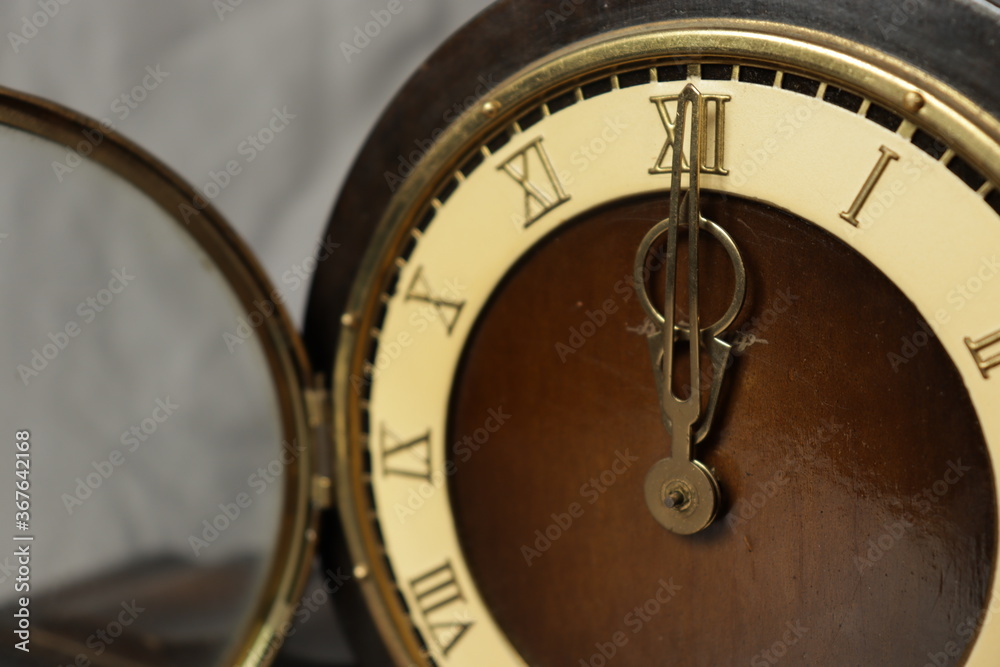 Fototapeta premium stary zegar pokazuje czas