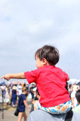 父親と息子　肩車　人物の写真01