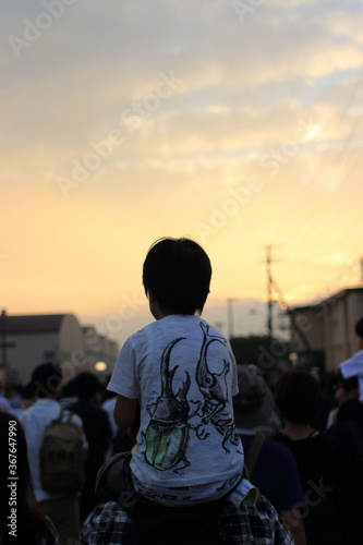 父親と息子　肩車　人物の写真03