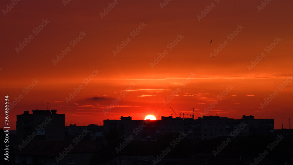 Fototapeta premium Dramatic golden sunset over the city skyline