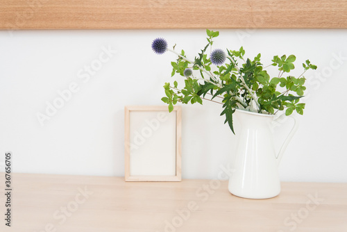 シンプルな観葉植物と木製フレームと鏡 ホワイトスペース