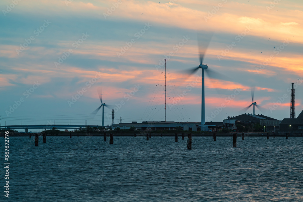 夕暮れの響灘臨海工業地帯の風力発電【福岡県】