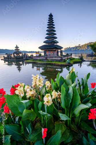 ulun danu temple bali daylight view