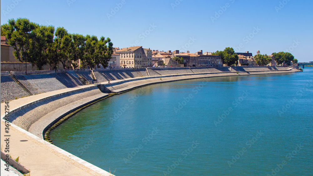 Le Rhône à Arles.