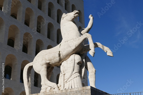 Fotografie Monumentales Reiterstandbild im EUR Viertel in Rom Italien
