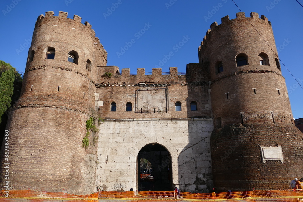 Die Porta San Paolo auf der Piazzale Ostiense in Rom Italien