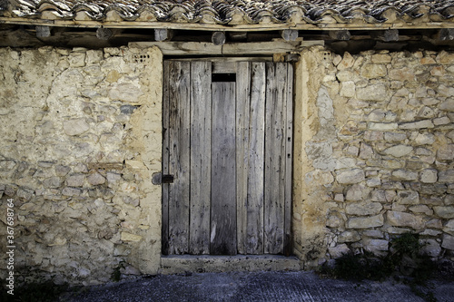 Old wooden door in an abandoned house © esebene