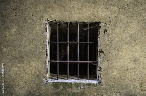 Obraz na płótnie Old window with rusty bars w salonie