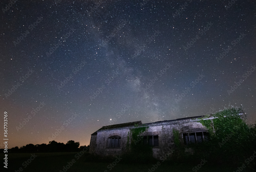 Droga mleczna przy przydrożnej  drodze 