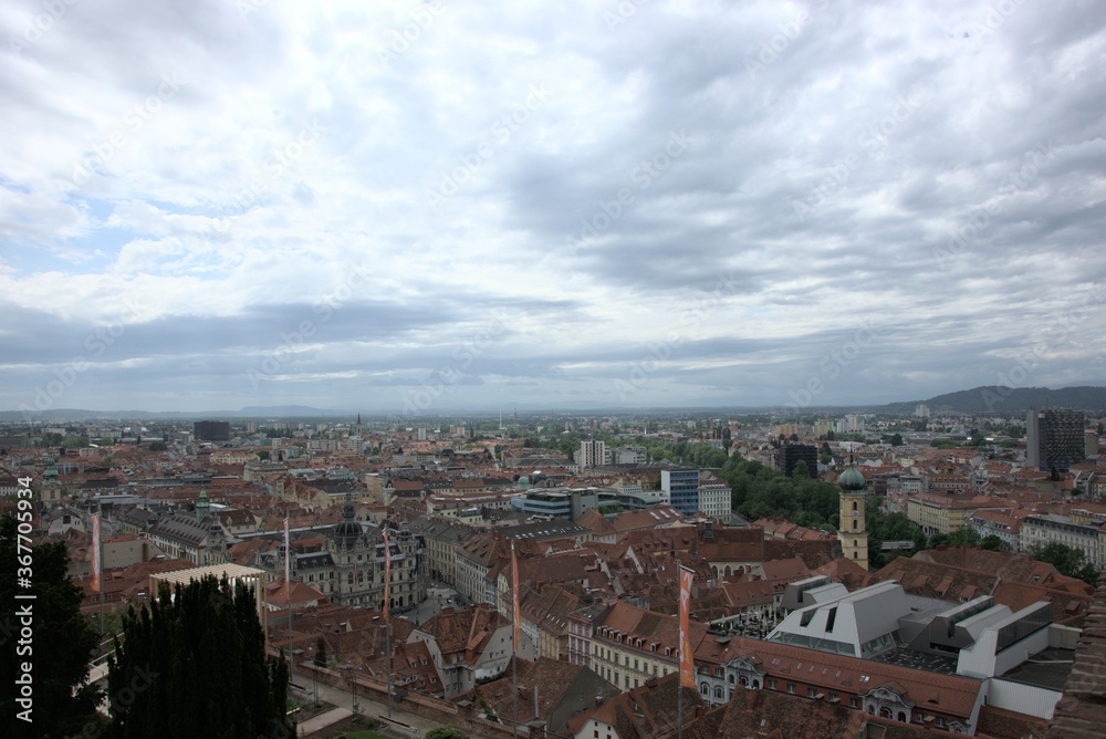 Blick vom Schlossberg über das Zentrum von Graz mit Rathaus an einem bewölkten Tag 

