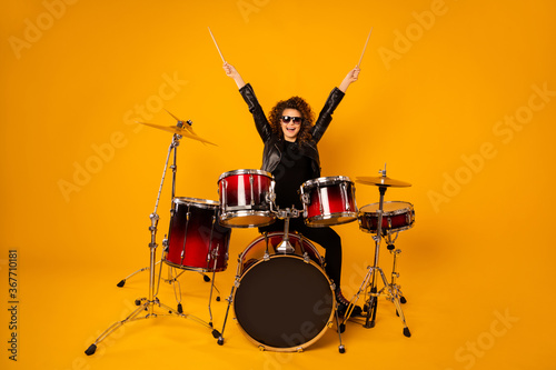 Photographie Full body photo of popular rocker redhair lady plays instruments raise hands dru