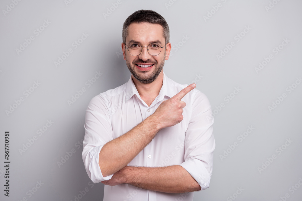 Close-up portrait of his he nice attractive cheerful cheery content glad mature man demonstrating copy space ad advert isolated over light gray pastel color background Close-up portrait of his he nice attractive cheerful cheery content glad mature man demonstrating copy space ad advert isolated over light gray pastel color background