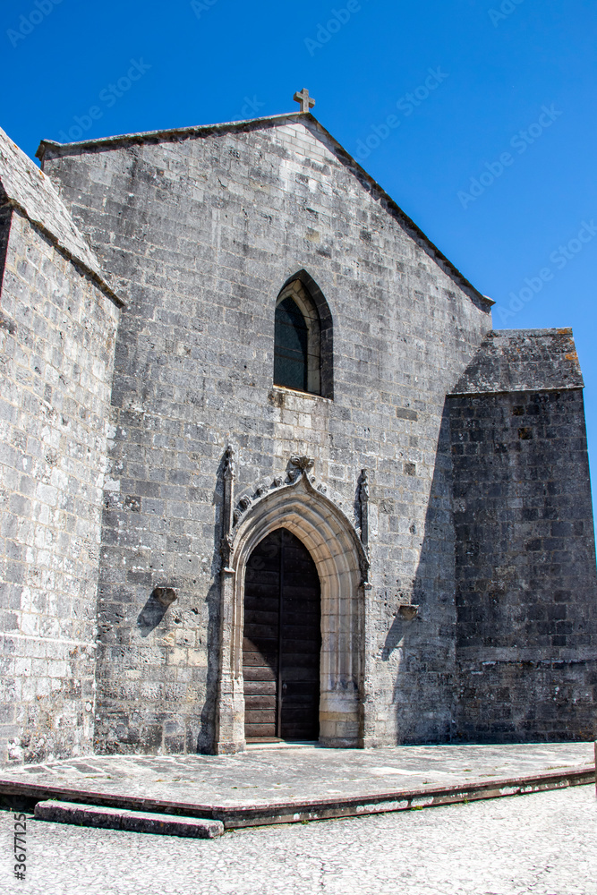 Talmont-sur-Gironde. Façade et entrée de l'église Sainte-Radegonde. Charente-Maritime. Nouvelle-Aquitaine	