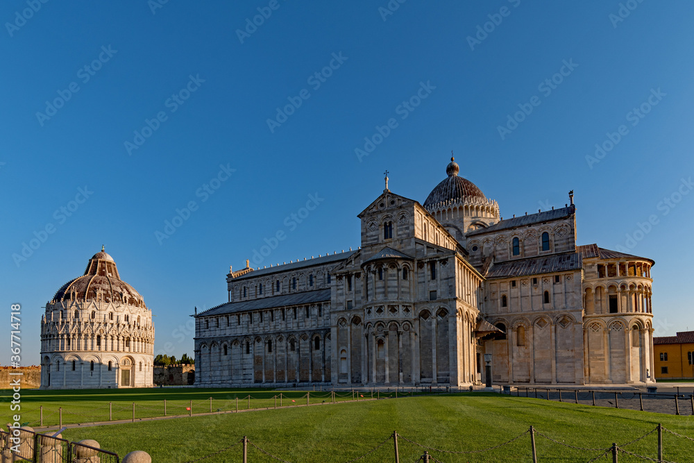 Der Dom Santa Maria Assunta mit der Taufkirche in Pisa in der Toskana, Italien