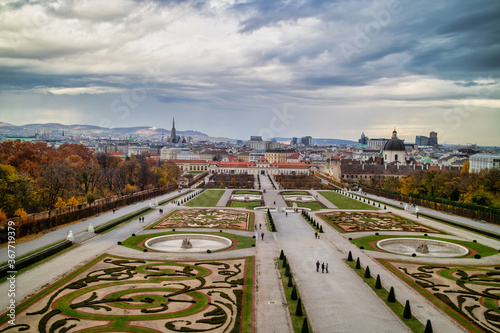 Fototapet Baroque palace ensemble Schloss Belvedere with regular parterre garden in Vienna
