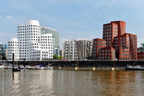 Düsseldorfer Medienhafen mit Gehry-Bauten 