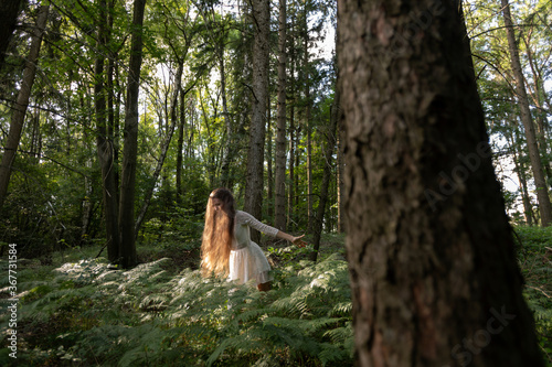 Naturerfahrung im Wald, junge Frau genießt Waldbaden,  Übungen für Achtsamkeit und Wahrnehmen mit Ihren Sinnen. photo