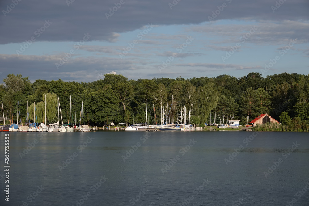 Landschaft mit Segelbooten