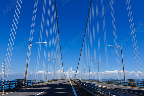真夏の青空、瀬戸大橋を走る（南備讃瀬戸大橋） © WAWA
