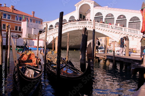 bonitas gondolas en el puente rialto