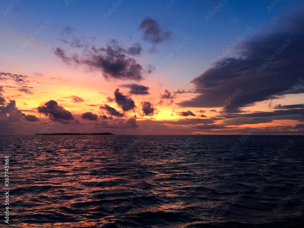 Sonnenuntergang über dem Meer im Wakatobi-Nationalpark Sonnenuntergang über dem Meer im Wakatobi-Nationalpark