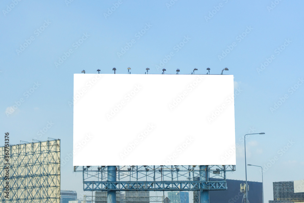Obraz premium billboard blank on road in city for advertising background
