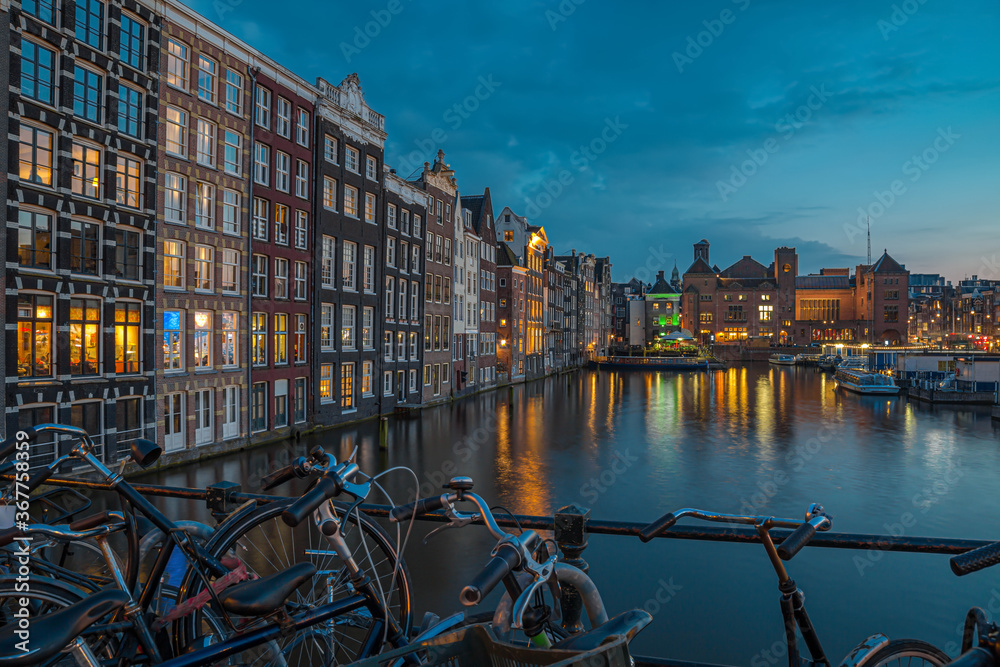 Damrak in Amsterdam am Abend 