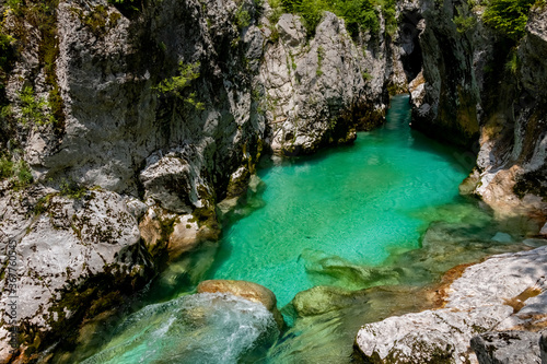 So  a Fluss Tal Slowenien smaragdfluss gr  n t  rkis Isonzo Sontig Str  mung Julische Alpen Rafting Kajak Triglav Nationalpark Karstwquelle Marmorata Forellen kristallklar Idyll Angeln Stromschnelle Fels