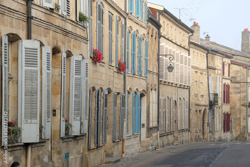 Fotografi Mittelalterliche, pitoreske Häuserfront in Bar-le-Duc, Grand Est, Frankreich