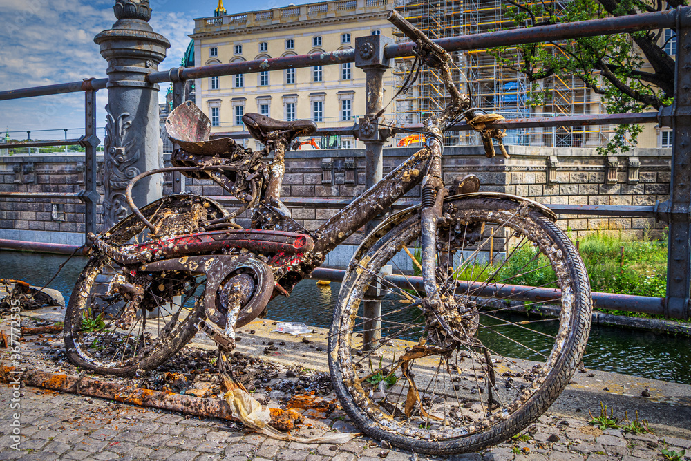 Fahrrad aus dem Kanal Fahrrad aus dem Kanal