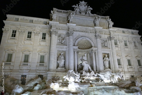 Trevi Brunnen in Rom bei Nacht photo