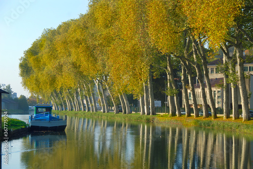 Fluss l'Ornein in Bar-le-Duc, Grand Est, Frankreich mit Boot und Allee im Herbst photo